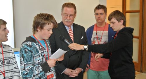 Landtagsabgeordneter Philipp Graf von und zu Lerchenfeld steht den „Radio sag‘ was!“-Reportern Rede und Antwort. Die anschließende Begegnung mit dem bayerischen Ministerpräsidenten Horst Seehofer war für das Radioteam ein echtes Highlight. (Quelle: Franz Esterl)