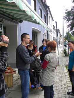 Ein Team von „Radio sag‘ was!“ unterwegs in Mitterteich zur Straßenumfrage, Thema: „Menschen mit Behinderung machen Radio. Wie finden Sie das?“ (Quelle: Carl Prämaßing)