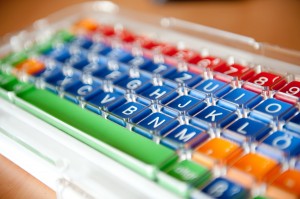 Computertastatur mit blauen, grünen und roten Tasten