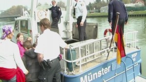 Polizeiboot mit Polizisten