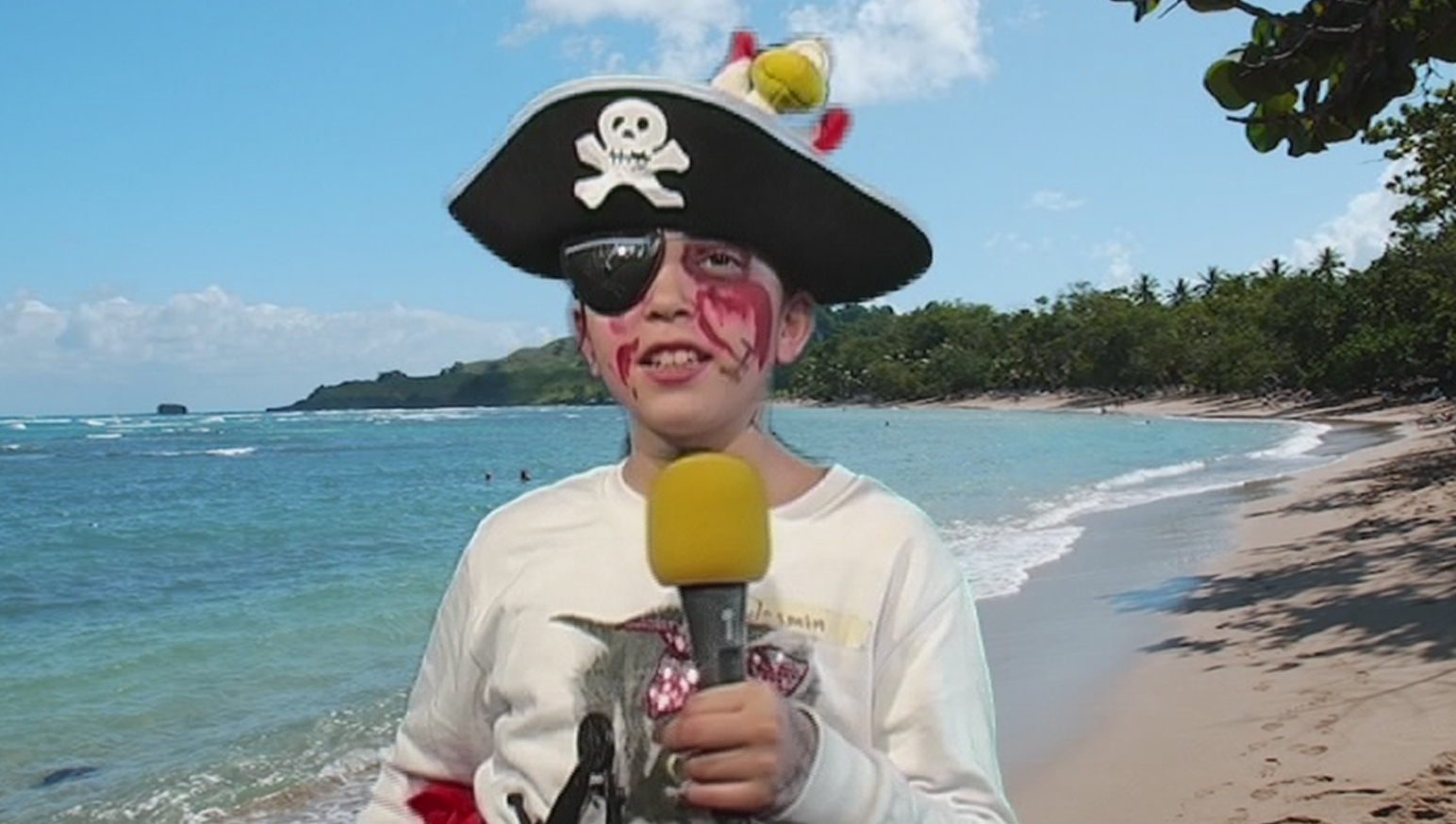 Ein Junge als Pirat verkleidet an einem Strand