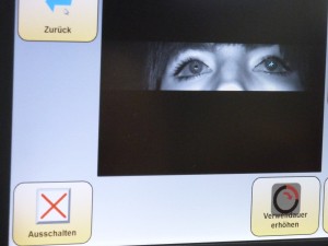 Blick auf einen Monitor- in einem kleinem Fenster erfasst eine Kamera die Bewegung der Pupillen