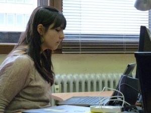 Kopfsteuerung Frau sitzt vor einem Laptop und steuert diesen mit Kopfbewegungen.