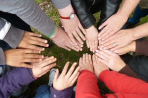 Hände Hände der am Workshop teilnehmenden Kinder
