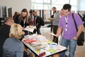 Fachtagsteilnehmer am Infostand