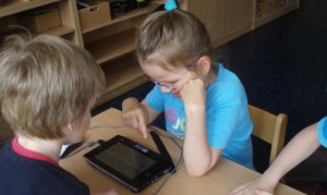 Kinder der IntegrationsKITA Hand in Hand nutzen unterstützende Technologien