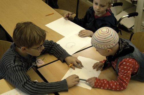 Kinder mit und ohne Behinderung lernen gemeinsam