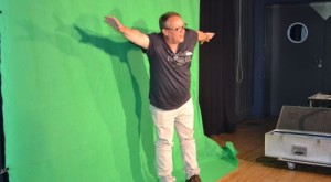 WB-Teilnehmer vor dem Greenscreen