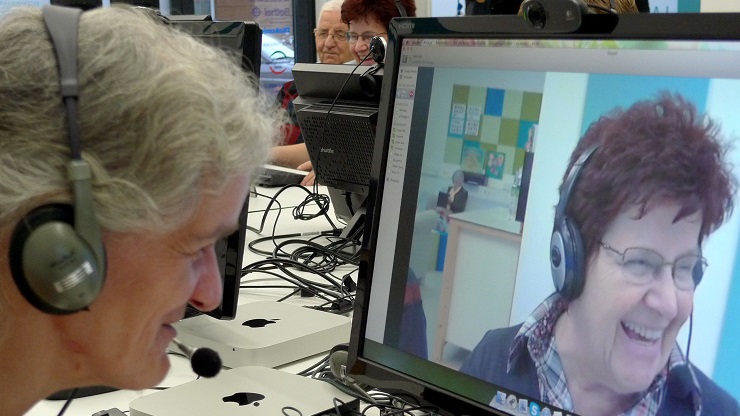 Frauen beim Skypen im PIKSL Labor