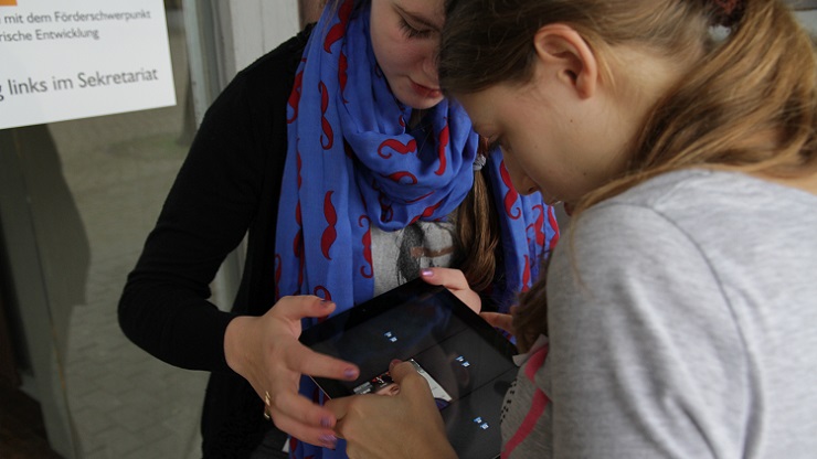 Zwei Frau mit Tablets