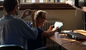 Ein Mann fotografiert einen Mann, der mit dem iPad filmt