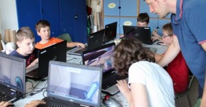 Kindergruppe vor Laptops