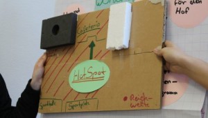 Gebastelter Prototyp wird präsentiert, um Idee für Umgang mit Handys in Schule zu präsentieren.