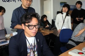 Teilnehmender der japanischen Delegation mit Sehbehinderungsimulationsbrille