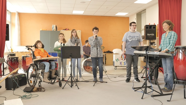 Schüler*innen mit Körperbehinderung spielen in einer Band