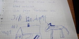 Zettel mit Kuli beschrieben: "Lerne wie man mit Word arbeitet"