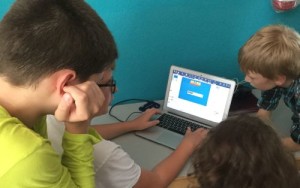Kinder am Computer mit Comic-Programm