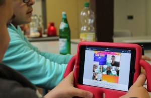Kinder filmen mit Tablet Stop Motion Film mit selbstgebastelter Kulisse