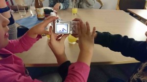 Kinder fotografieren mit einer digitalen Kamera