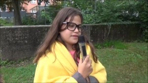 Szene aus dem Film Unser Sommer mit den Sommerwesen: Ein Mädchen spricht ins Mikrofon