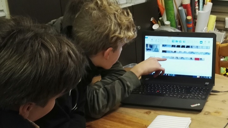zwei Jungen beim Filmschnitt vor dem Laptop