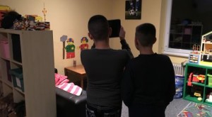 2 Jungen fotografieren mit dem iPad eine Spielecke