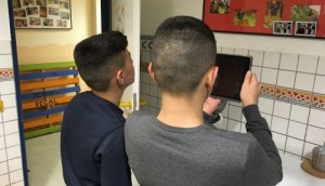 2 Jungen fotografieren im Bad des Jugendtreffs Hillerheide