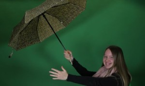 Mädchen mit Regenschirm vor Greenscreen