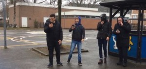 Auf dem Schulhof: 4 Jungen lachen einen anderen aus