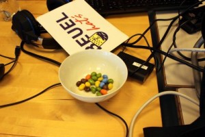 M&Ms neben Computer