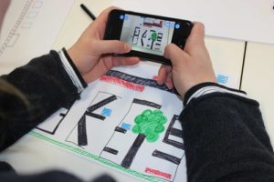 Smartphone, auf dem ein selbstgemaltes und mit der App Draw your Game erstelltes Computerspiel gespielt wird