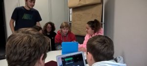 Kinder vor Tablets und Laptops
