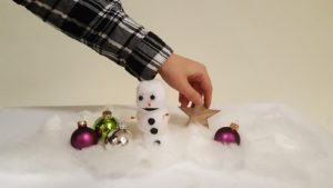 Weihnnachtsdeko in Watte: Schneeman, Weihnachtsbaumkugeln und Weihnachtsstern