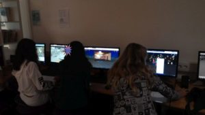 Mädchen gestalten am Rechner virtuelle Welten