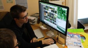Junge vor Computer mit Comicprogramm