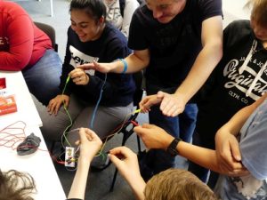 Teilnehmende des Jugendcamps testen eine selbstgebaute MaKey MaKey-Steuerung
