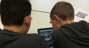 Zwei Jungen vor Tablet