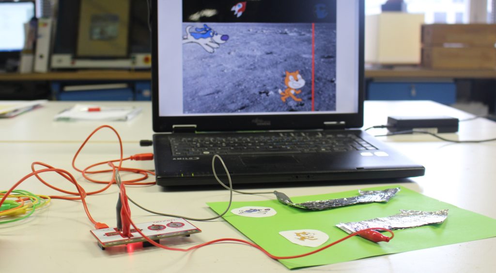 Laptop mit Scratch und Makey Makey