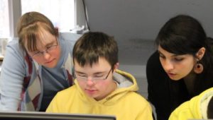 Junge mit Down Syndrom vor Laptop