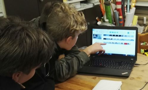 Zwei Jungen vor dem Laptop