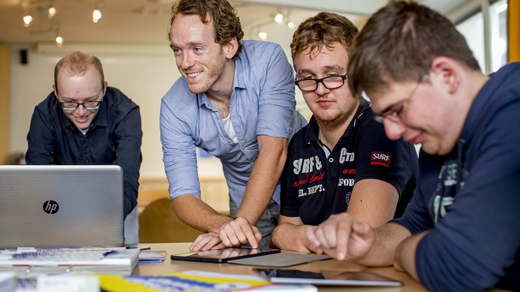 Das Netzsteker-Team berät 2 junge Männer mit Lernschwierigkeiten bei der Mediennutzung