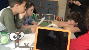 Kinder filmen mit Tablet Stop Motion Film mit selbstgebastelter Kulisse