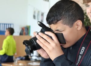 Junge fotografiert mit professioneller Kamera