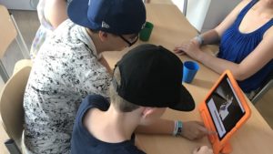 Kinder erstellen Comic am Tablet
