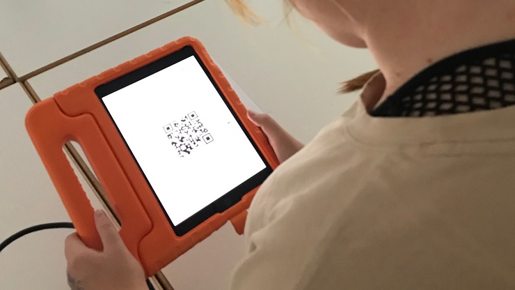 Tablet in roter, dicker Hülle mit QR-Code
