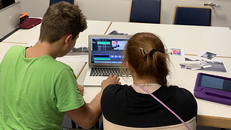 Junge und Mädchen arbeiten am Laptop