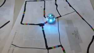 Ozobots fahren Route auf Stadtplan ab