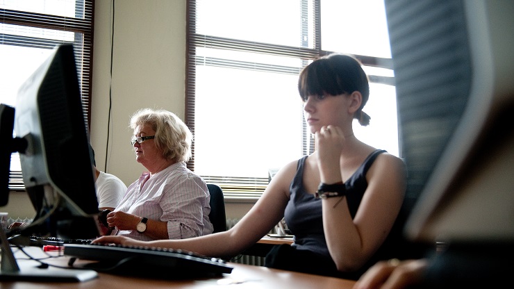 Ältere und junge Frau am Computer