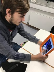 Teilnehmender arbeitet mit iPad