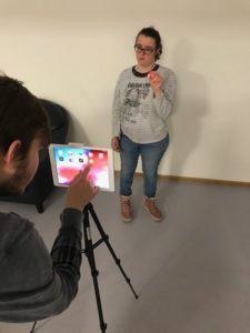 Teilnehmende fotografieren mit iPad